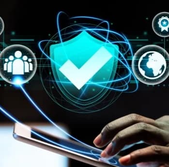 Profissional conduzindo uma transformação digital com governança e segurança